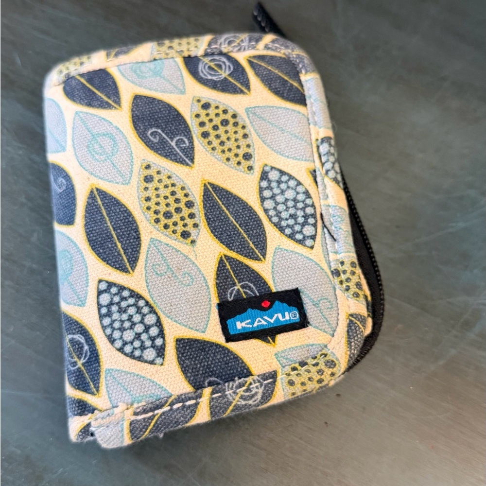 Kavu Big Spender zippy  trim-fold wallet with leaf pattern. Snap closure - Picture 2 of 16